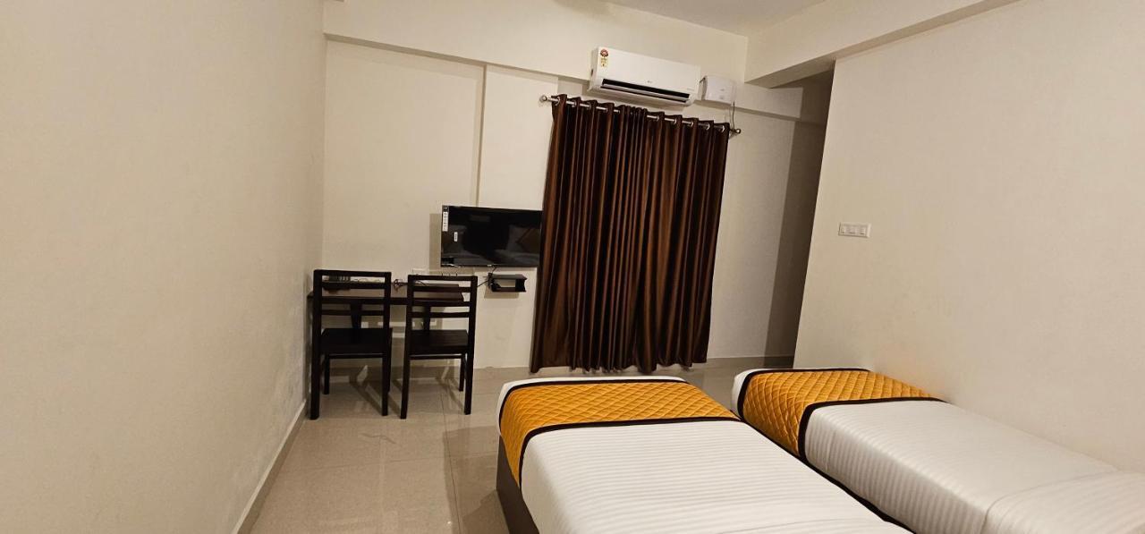Blueway Residency Downtown Hotel Thiruvananthapuram Exteriör bild